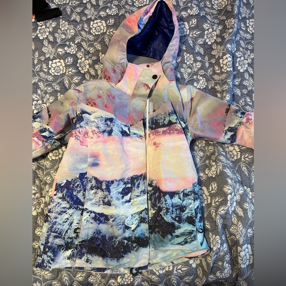 Size small ski/board jacket
Water proof